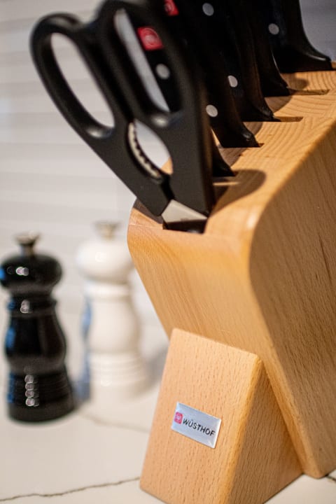 Knife block with various knives and scissors, with a Wüsthof brand label visible.